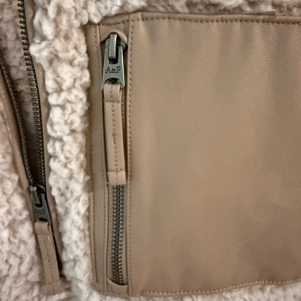 Abercrombie & Fitch Cream Sherpa Pullover - Picture 5 of 5